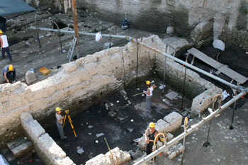 operai e archeologi al lavoro