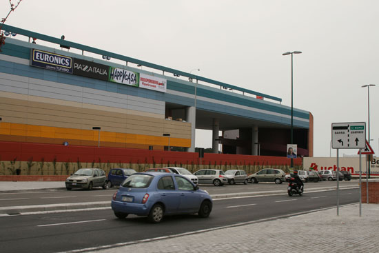 2010 marzo il centro commerciale visto da via Argine