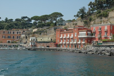 palazzi sul mare con una piccola spiaggia