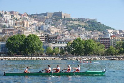 Una gara di canottaggio