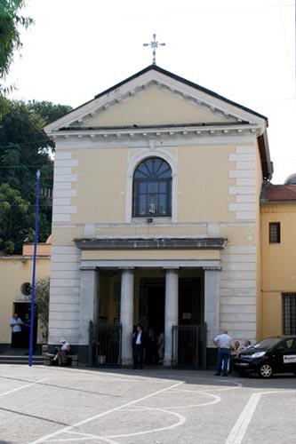 piazzale antistante e ingresso della chiesa di San Gennaro a Pozzuoli