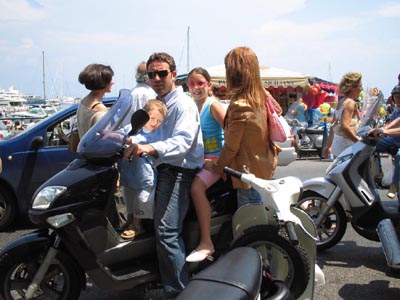 giovani coniugi con due figli sullo scooter