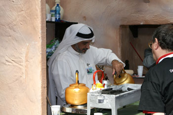 uomo arabo che offre il the