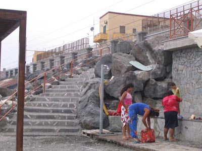 scalina a semicerchio che porta alla spiaggia