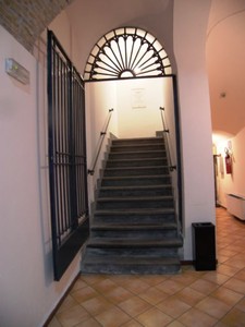 Scala che consente l'accesso pedonale alle sale del primo piano