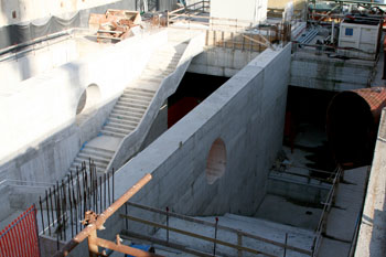 scala di accesso della stazione in costruzione