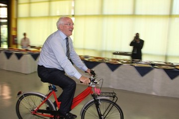Il Presidente Pasquino in bicicletta