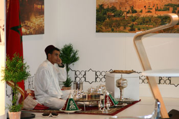 abitante del Marocco nel suo stand