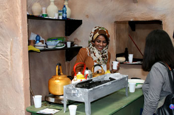 donna araba che prepara il the