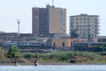 pescatori che tirano la rete a Torre settembre 2009