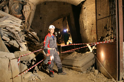 il geologo nelle parte iniziale del percorso vicino ad un cumulo dei rifiuti