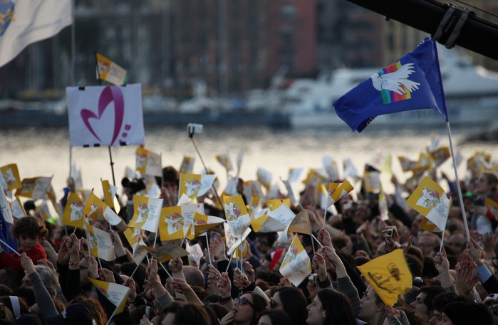 L'incontro con i giovani sul Lungomare