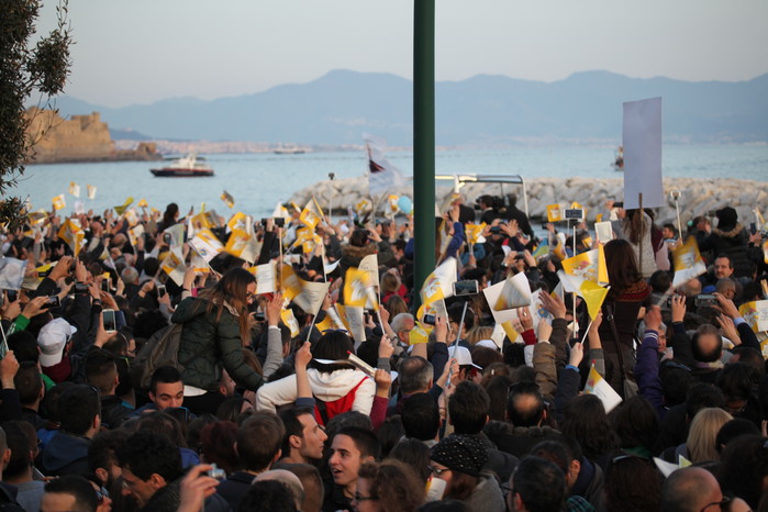 L'incontro con i giovani sul Lungomare