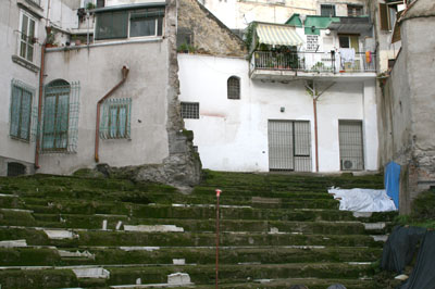 parte della cavea con gradini in marmo