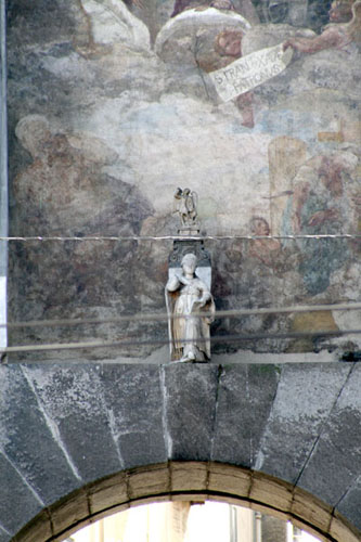 statua ed affresco attribuito a Mattia Preti su Porta San Gennaro