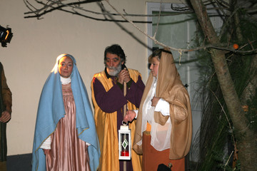 Giuseppe e Maria all'ingresso della grotta