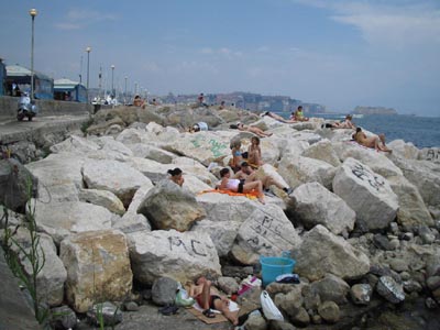 bagnanti sugli scogli