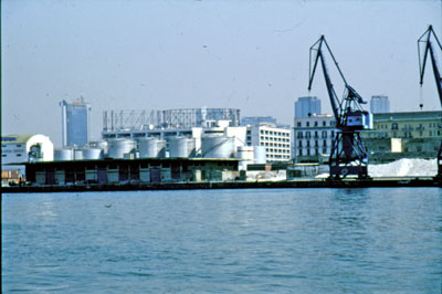 i silos e le gru nel tratto orientale del porto