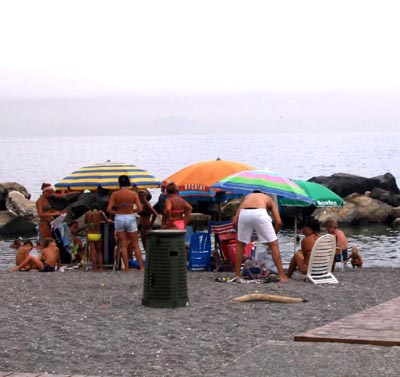 famiglie al mare sotto gli ombrelloni