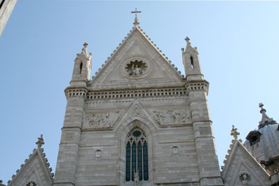 la facciata del Duomo svetta verso il cielo