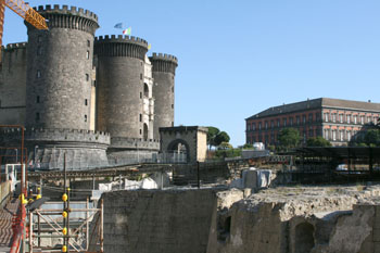  bastione con lo sfondo di Castelnuovo