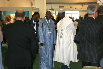 uomini con abiti del proprio paese