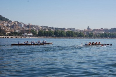 Una gara di canottaggio