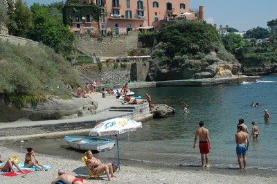 spiaggia con bagnanti