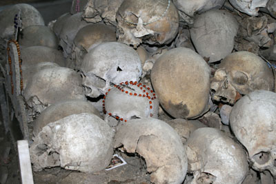 teschi ornati con rosari