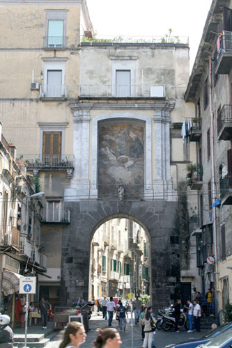 veduta della porta San Gennaro nelle antiche mura cittadine