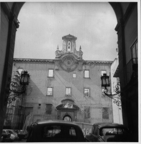 In primo piano il portale da via Toledo sullo sfondo la facciata non demolita 