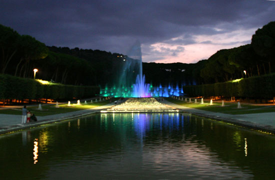 fontana dell'Esedra con giochi d'acqua e luci in notturna