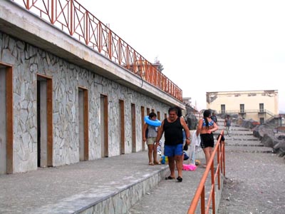 tutti gli ingressi delle cabine sulla spiaggia