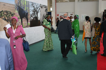 donne in abiti del proprio paese