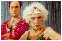 immagine di un'anziana acrobata