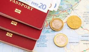 Immagine di passaporti ed euro