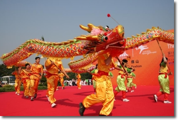 danzatori trascinano un dragone su un palco