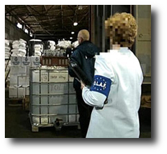 immagine di un'incaricata ue al controllo merci