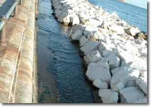 Una scogliera sul Lungomare di Mergellina