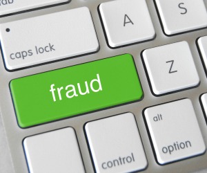 immagine di una tastiera di pc con un tasto con la scritta "fraud"