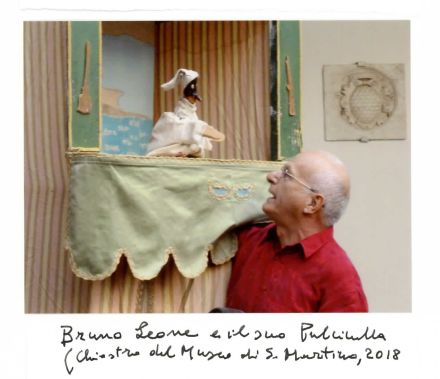 Piccolo palcoscenico con delle marionette