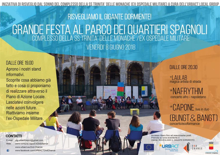 Persone sedute in cerchio nel cortile di un antico palazzo