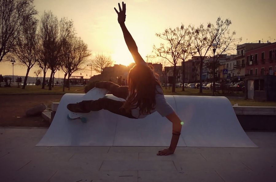 Un giovane sullo skateboard