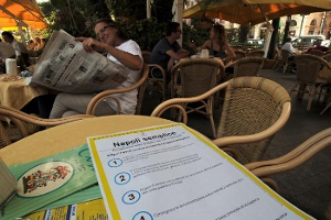 Foto di un tavolino di un bar all'aperto