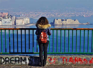 Foto di una ragazza di spalle che guarda il panorama con Castel dell'Ovo