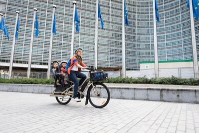 immagine di una mamma in bici elettrica con due bimbi