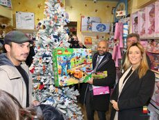 Gli assessori ai Giovani e alle Politiche Sociali, Chiara Marciani e Luca Trapanese, hanno contribuito all'iniziativa di solidarietà 'Giocattolo Sospeso' con l'attore Francesco Di Leva presso uno dei negozi del centro.