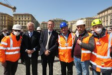 Il sindaco di Napoli inaugura la piazza liberata dal cantiere della metropolitana