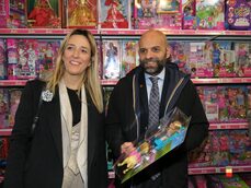 Gli assessori ai Giovani e alle Politiche Sociali, Chiara Marciani e Luca Trapanese, hanno contribuito all'iniziativa di solidarietà 'Giocattolo Sospeso' con l'attore Francesco Di Leva presso uno dei negozi del centro.