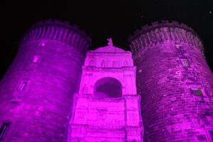 Il Maschio Angioino si illumina di rosa per la Breast Cancer Campaign